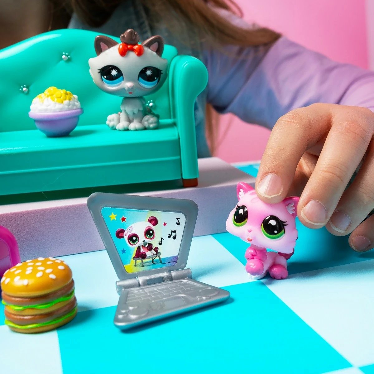 Set figurina, Littlest Pet Shop, LPS00636 Diner Dash Play Pack Snack Time, 3 kafshë + 7 aksesorë, me kod virtual