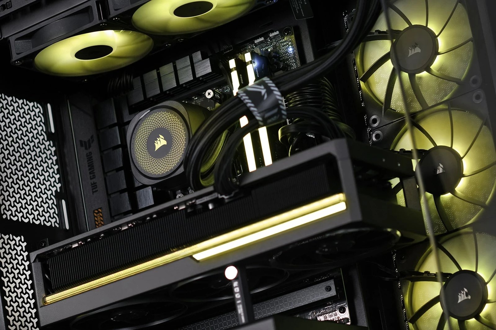 Kompjuter Gaming, AMD Ryzen 7, 64GB RAM, 2TB SSD, NVIDIA GeForce RTX 5090