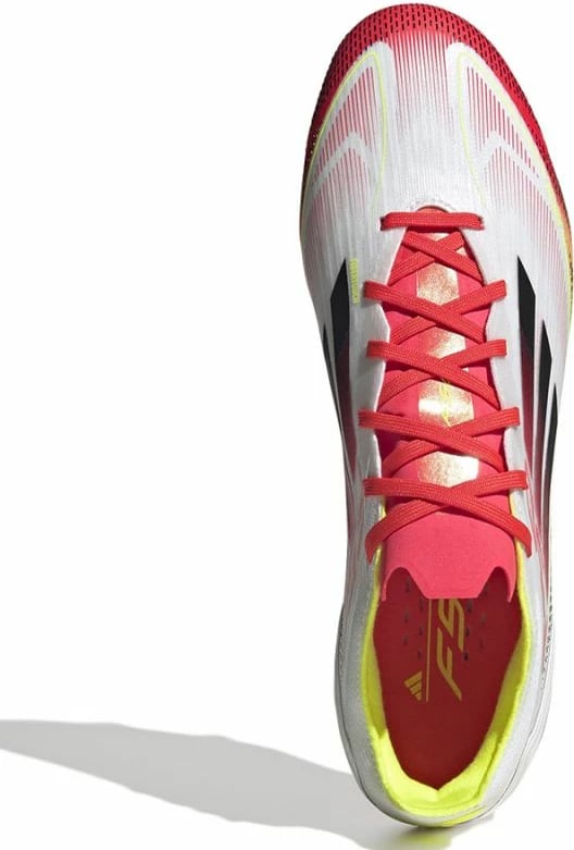 Atlete futbolli adidas për meshkuj, të bardha