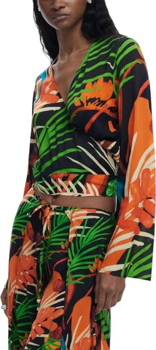 Maicë Desigual, femra, e zezë