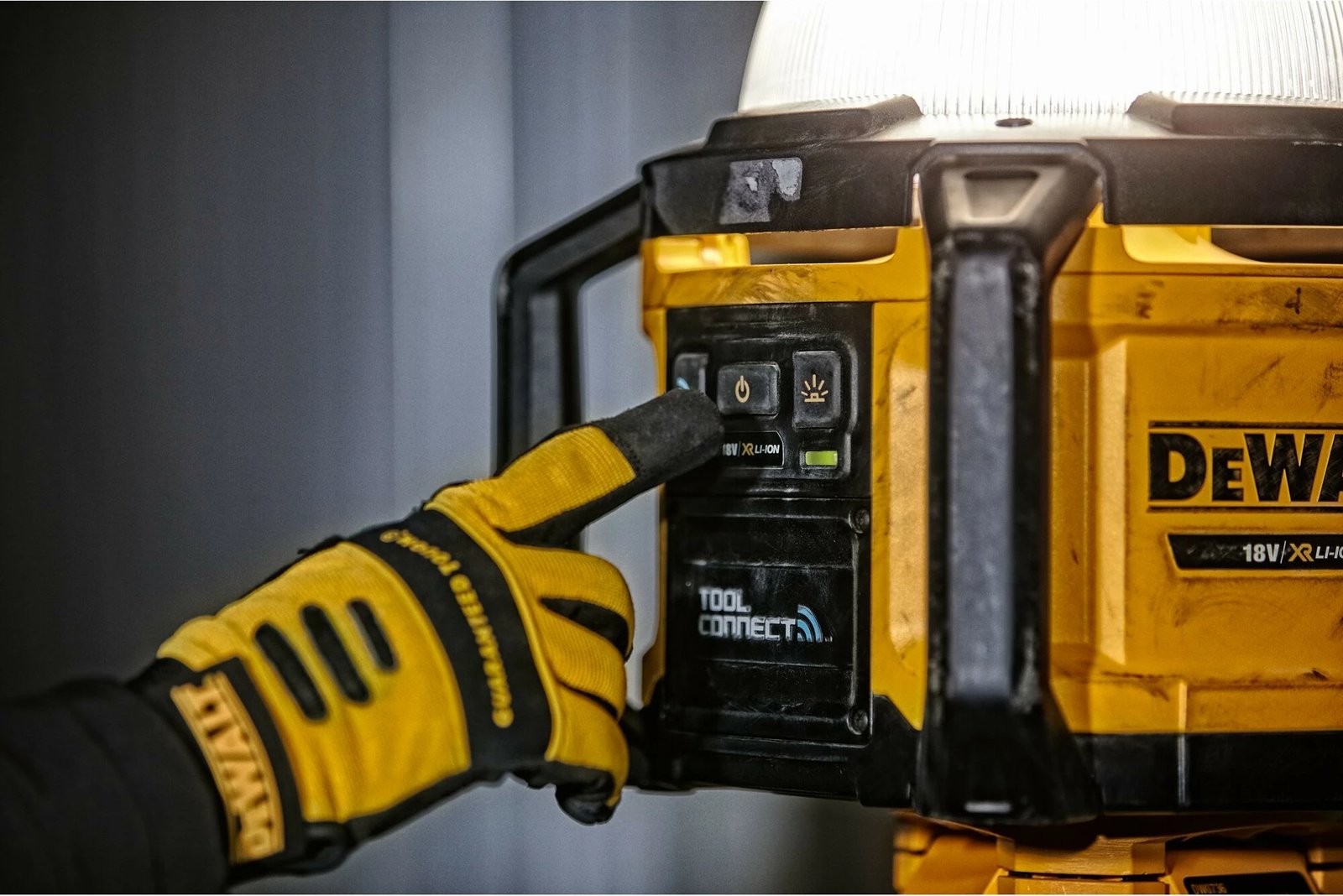 Prozhektor portativ DeWALT 18V, për kantier, i verdhë/zi