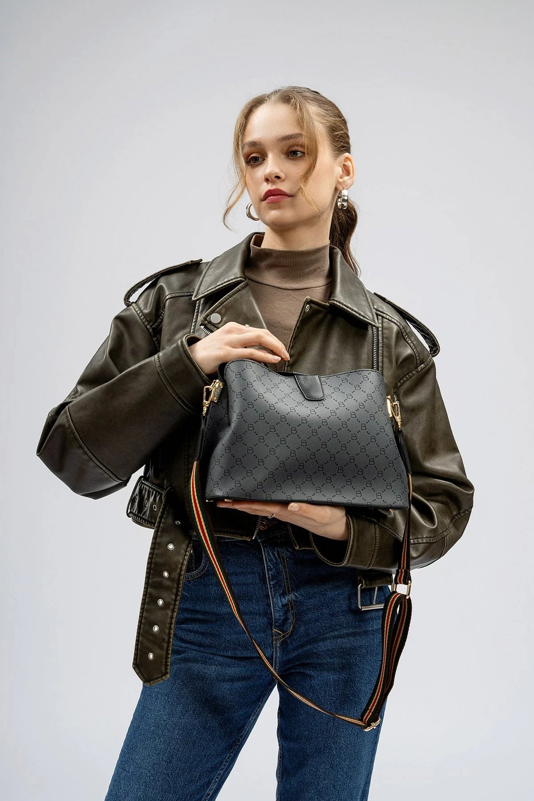 Çantë krahu Lucky Bees, 334 v2, gri e zezë