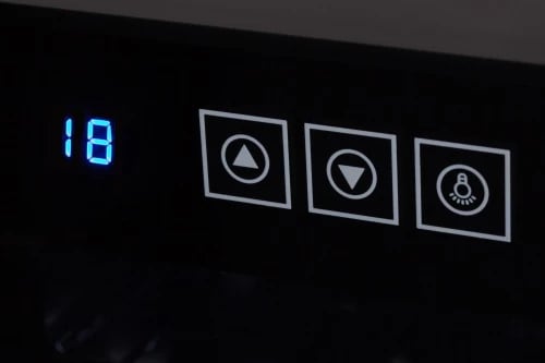 Frigorifer pije, Adler AD 8083, 33 L, 12 shishe, termolektrik 12–18°C, panel me prekje, i zi