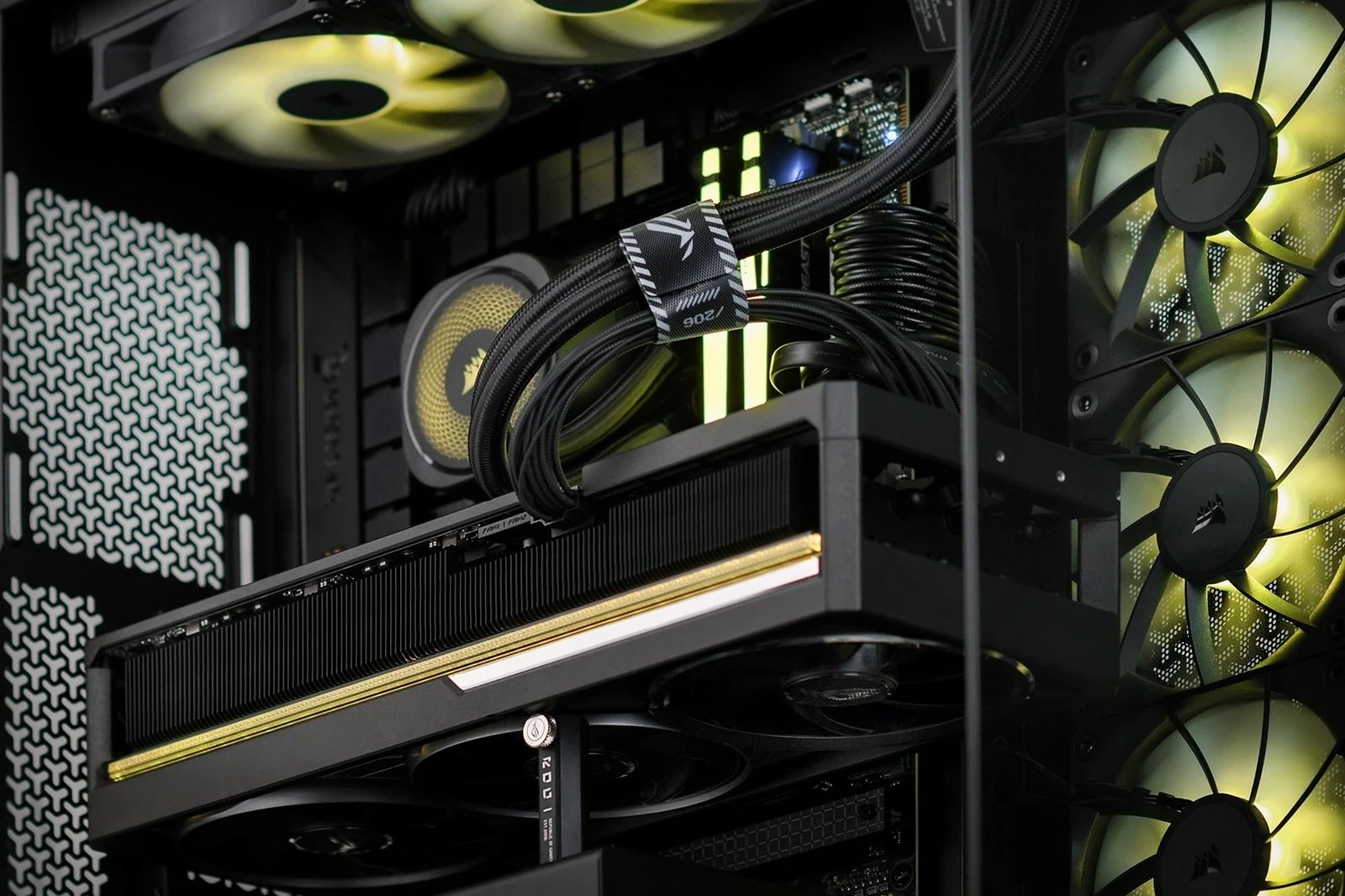 Kompjuter Gaming, AMD Ryzen 7, 64GB RAM, 2TB SSD, NVIDIA GeForce RTX 5090