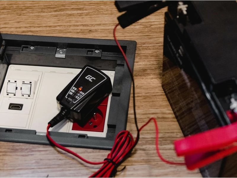 Karikues rektifikues Green Cell ACAGM06 6V/12V 1A për bateri AGM, e zezë, e kuqe, argjendtë