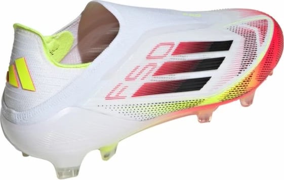Çizme futbolli adidas për meshkuj dhe fëmijë, të bardha