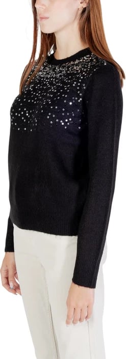 Xhemper Jacqueline De Yong femra, e zezë