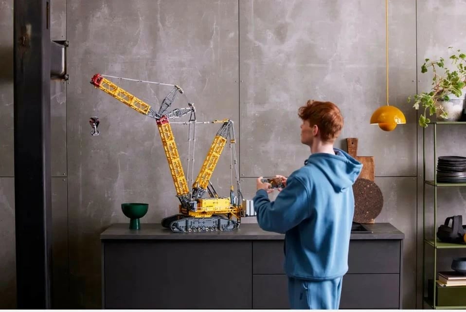 Set ndërtimi LEGO Technic Liebherr LR 13000, 2883 pjesë, 99 cm, i verdhë
