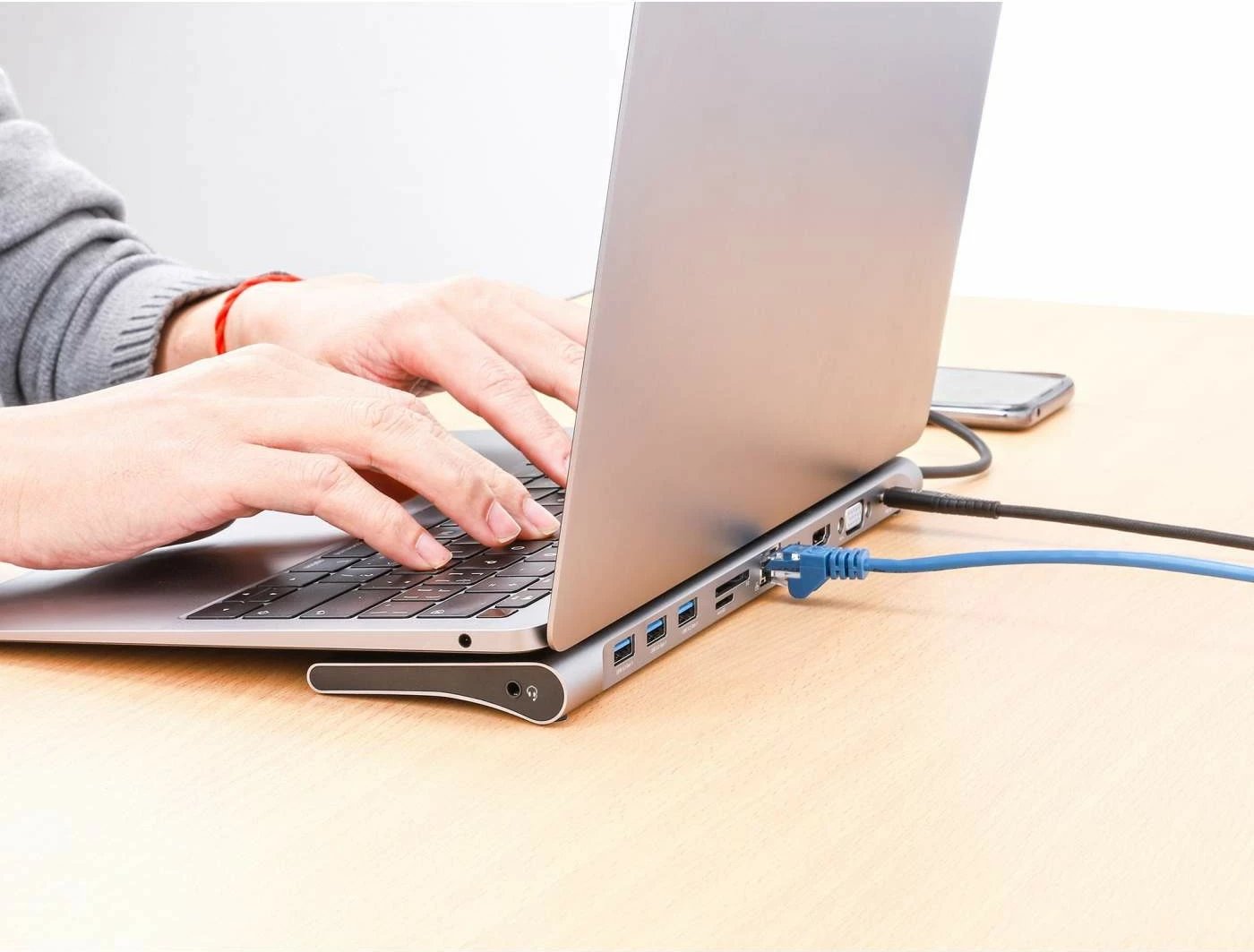 Docking station MANHATTAN USB-C 11in1 MST, për 3 monitorë, argjend