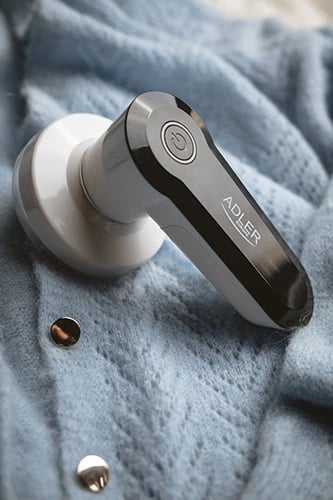 heqës pelete tekstilesh, Adler AD 9615, kokë 5 cm, thika çelik inox, punon me 2x AA, enë mbledhëse e heqshme, bardh e zezë