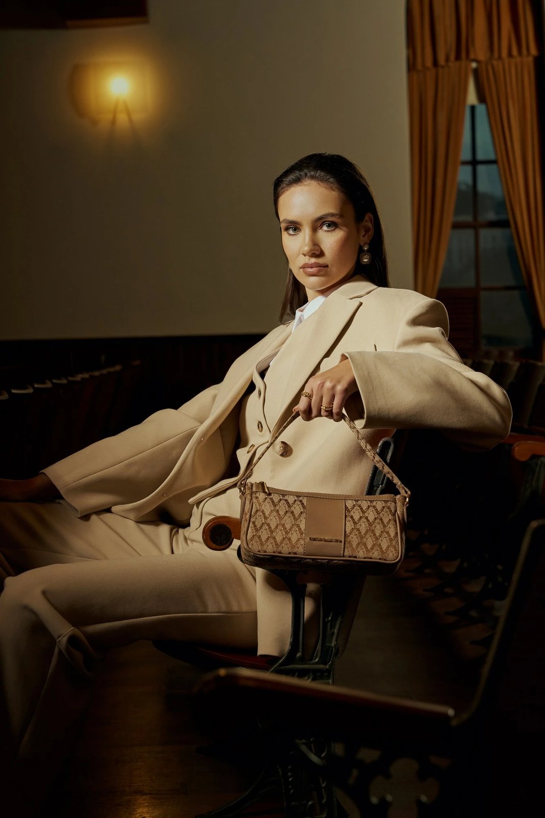 Çantë krahu Dolce, ngjyrë mink, Vince Camuto