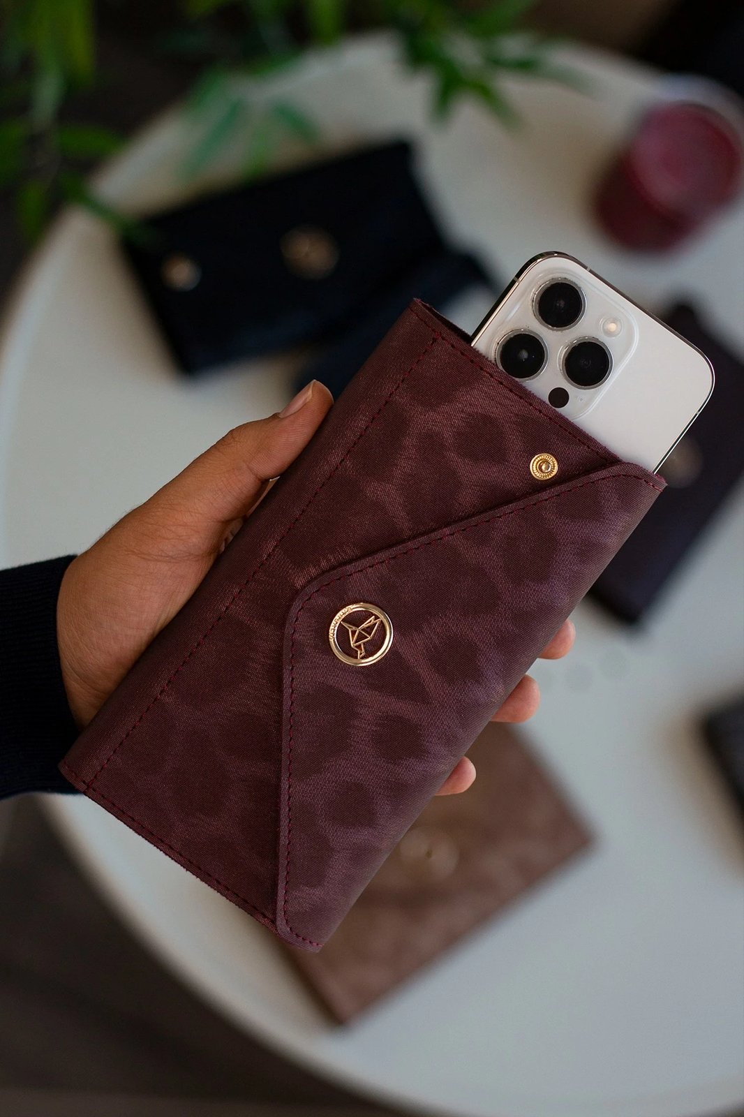 Portofol grash, ngjyrë e kuqe e errët, leopard, Zoozie Bags, stil zarf