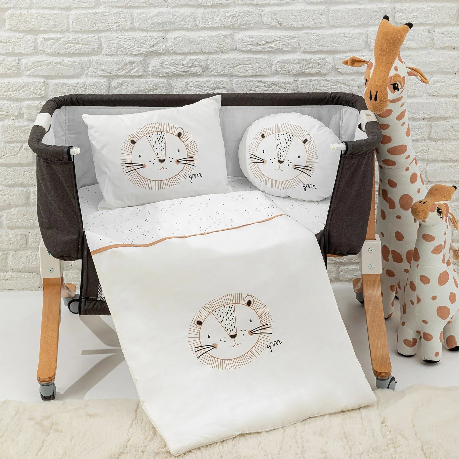 Set gjumi për beba, 5 pjesë, Evila Originals, luani i vogël, ngjyrë ecru Set gjumi për beba, 5 pjesë, Evila Originals, luani i vogël, ngjyrë ecru