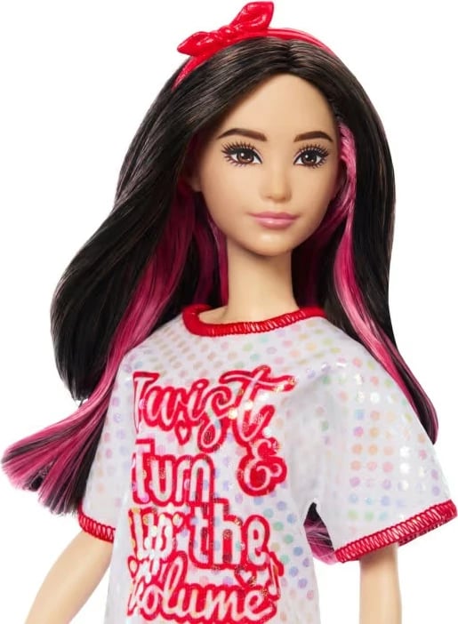 Kukull Barbie Fashionistas Mattel HRH12 me fustan të bardhë, flokë të zinj me vija rozë
