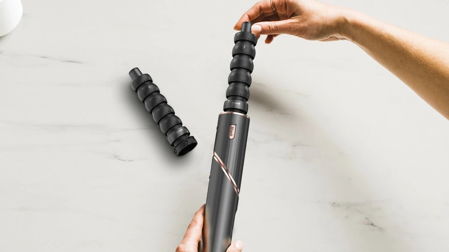 Tharëse flokësh Shark FlexStyle HD446EU, 1400W, 5 aksesorë, e zezë Tharëse flokësh Shark FlexStyle HD446EU, 1400W, 5 aksesorë, e zezë