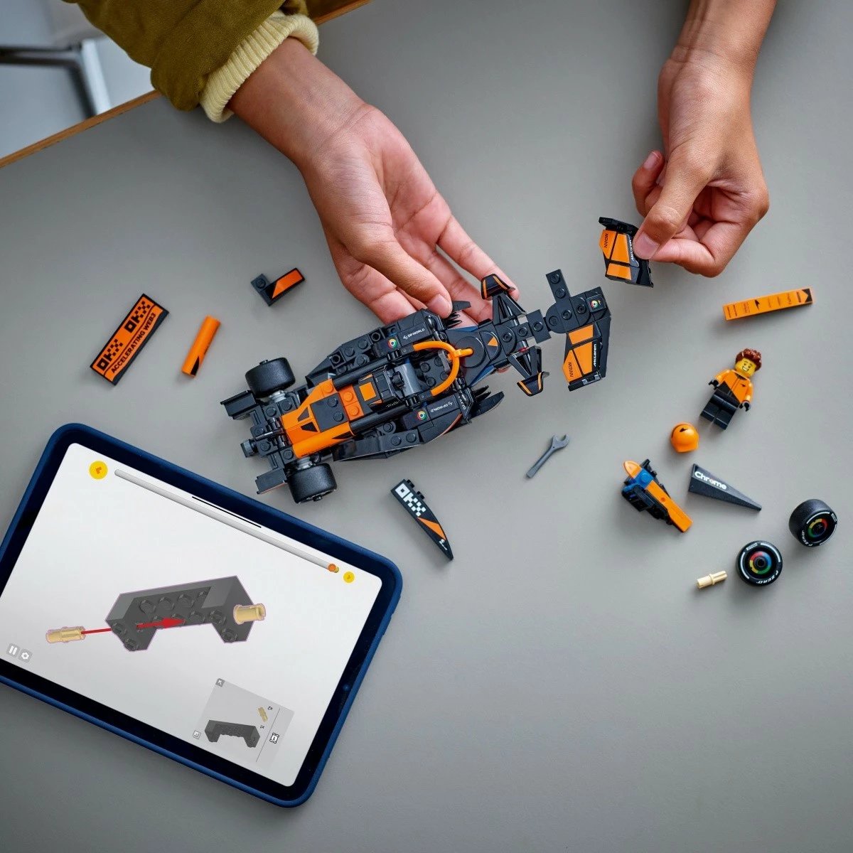 Set LEGO Speed Champions McLaren F1 Team MCL38, 269 pjesë, portokalli/zezë