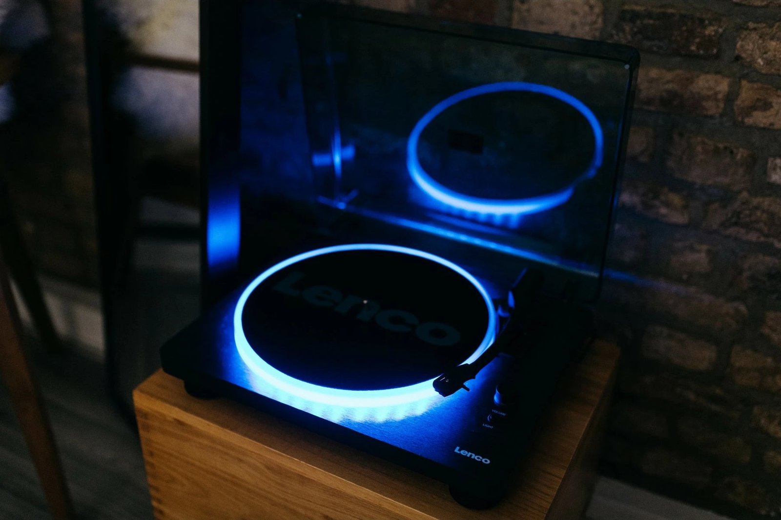 Gramafon Lenco LS-50LED, me altoparlantë të integruar, lidhje USB, i zi