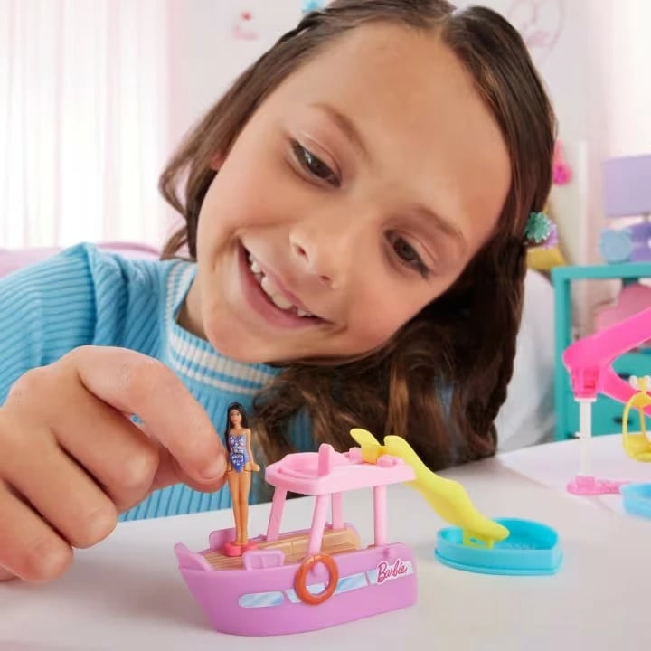 Set lodrash Barbie Mini Barbieland me kukull dhe varkë, shumëngjyrëshe