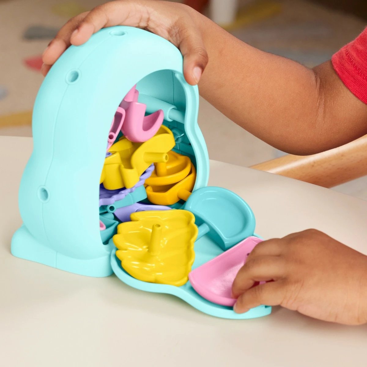 Set lodër Fisher-Price Pets Changing Friend, 17 pjesë, shumëngjyrëshe