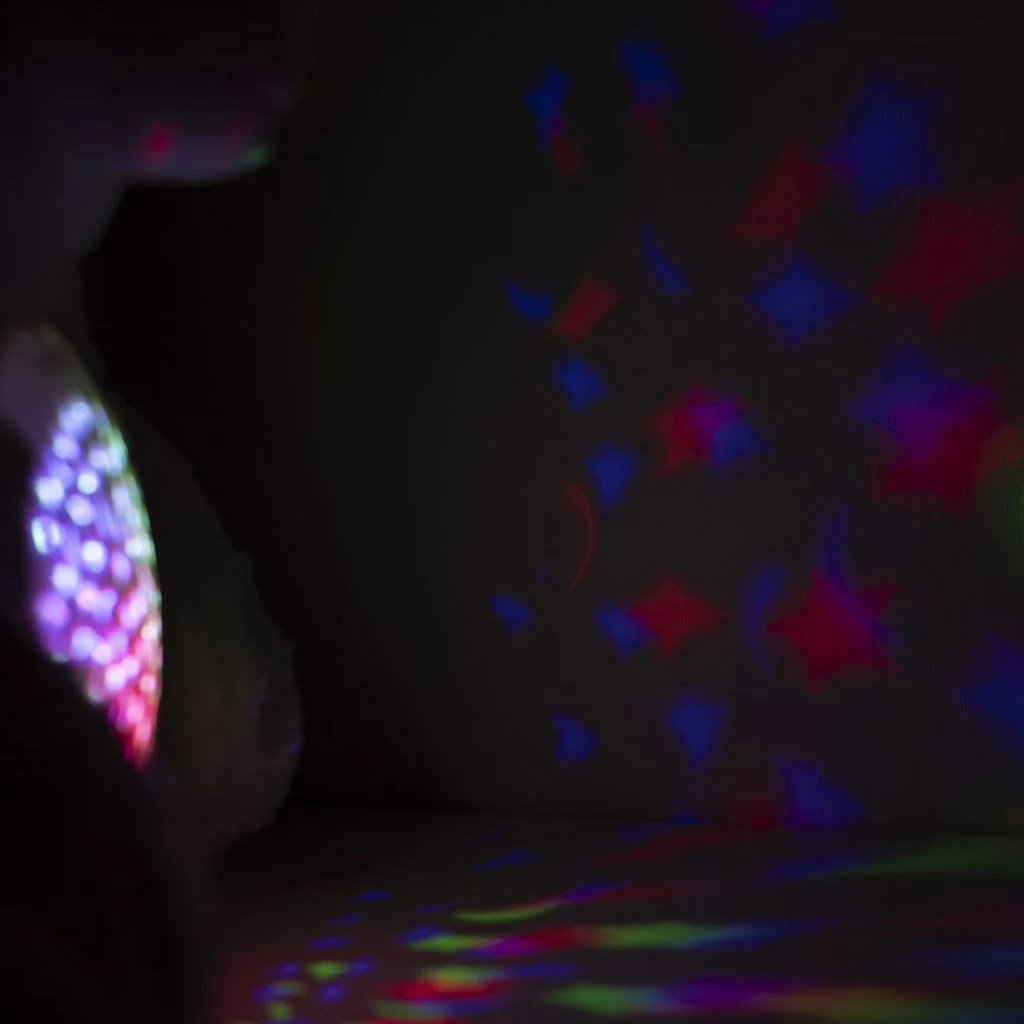 lodër pelushi me projektor, FUNMUCH, ari polar, projeksion yjesh e hëne, tinguj qetësues dhe zhurmë e bardhë, 33 x 35.5 x 33 cm, e bardhë