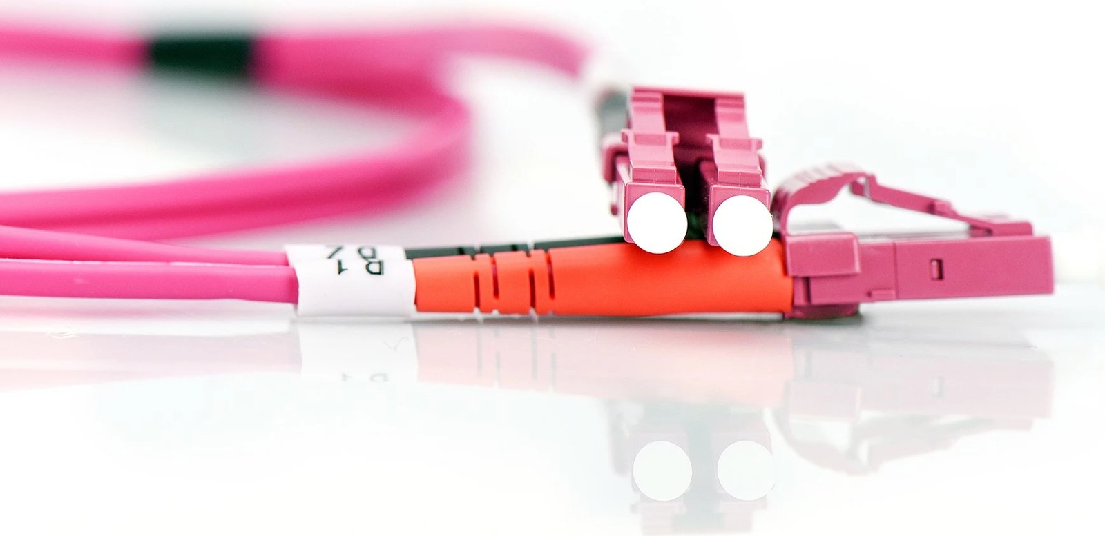 Kabllo optike Digitus Fiber Optic Multimode Patchcord, OM4, LC / LC, 1 m, Violet