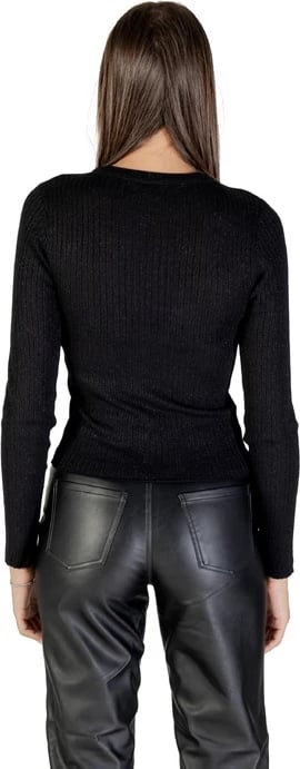 Xhemper Jacqueline De Yong femra, e zezë