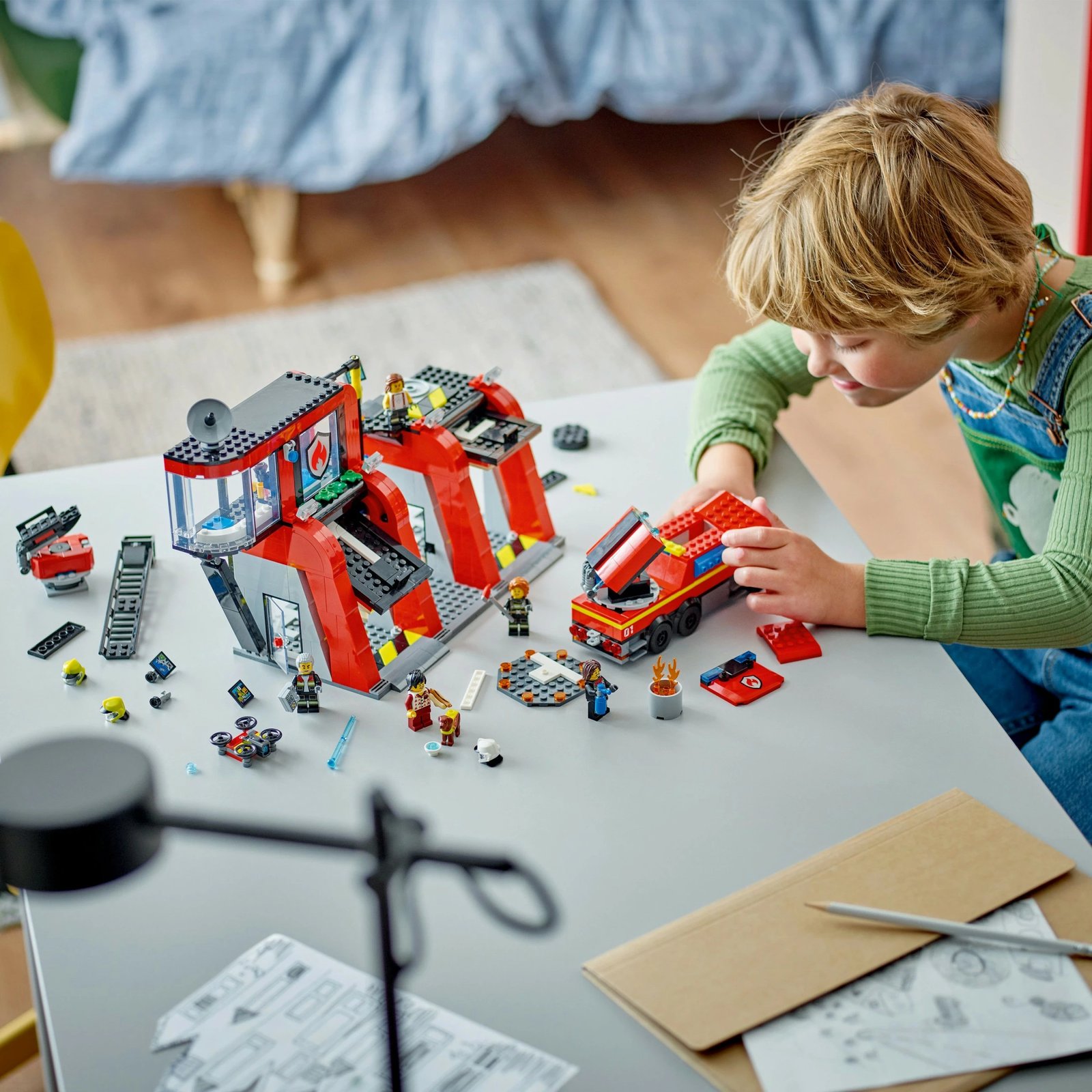 Set ndërtimi LEGO City 60414, stacion zjarri me kamion, 843 pjesë, shumëngjyrësh Set ndërtimi LEGO City 60414, stacion zjarri me kamion, 843 pjesë, shumëngjyrësh