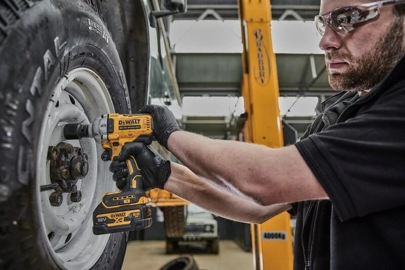 Çelës goditës DeWalt DCF891P2T, 18V, 2x5Ah XR, 812Nm, Verdhë, Zi, set me valixhe