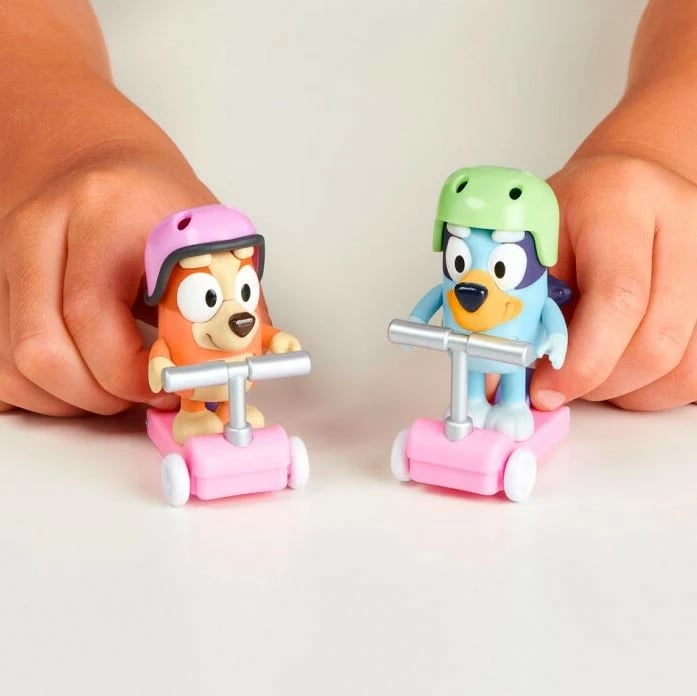 Set figurina Bluey Tm Toys BLU13085 me hulajnoga dhe kaska, për fëmijë
