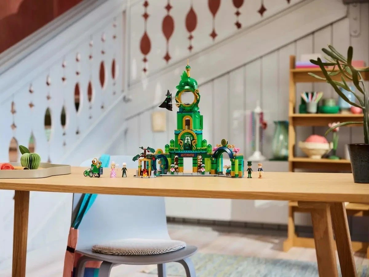 Set LEGO WICKED 75684 Welcome to Emerald City, 5 minifigura