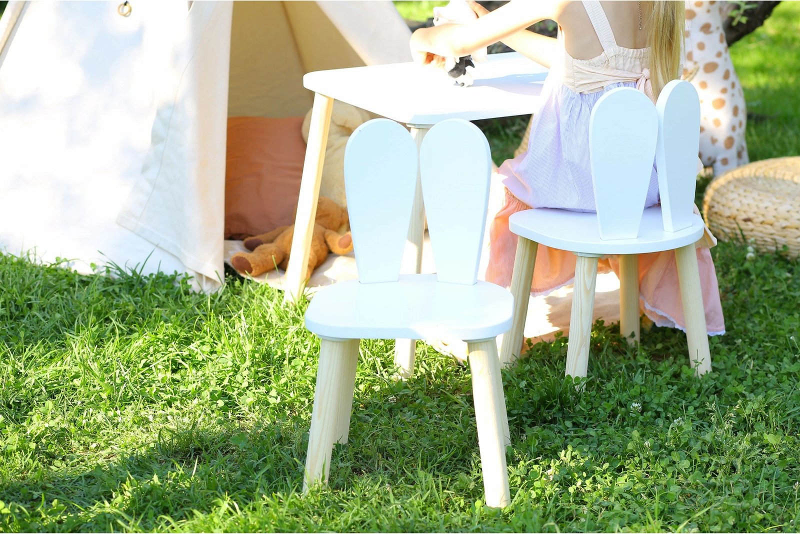 Set tavoline për fëmijë, dy karrige Bunny, e bardhë