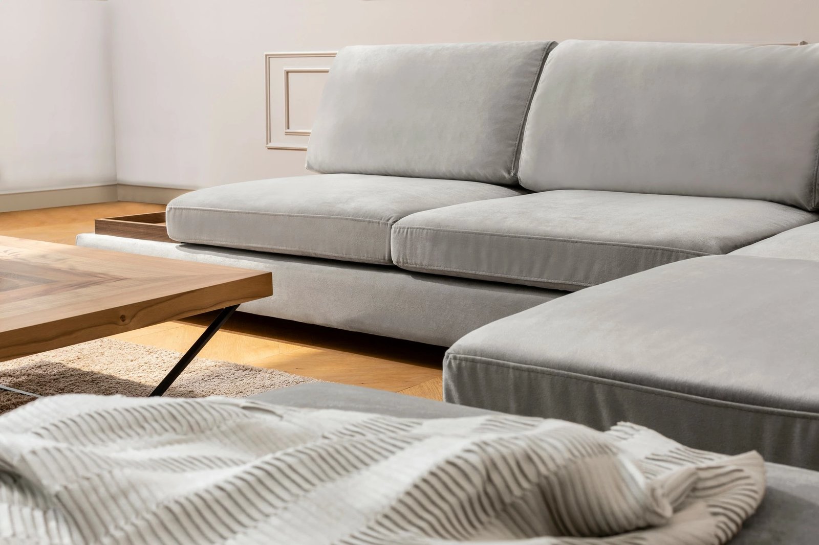 Këndare Atelier del Sofa Tulip, këndore e djathtë me pouf, ngjyrë gri e çelët