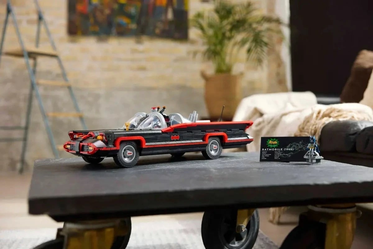 Set LEGO Batman 76328 Batmobile nga Seriali Klasik TV