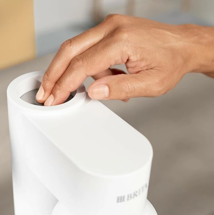 Saturator uji Brita sodaTRIO, çelik/bardhë, me cilindër CO2 dhe dy shishe Saturator uji Brita sodaTRIO, çelik/bardhë, me cilindër CO2 dhe dy shishe