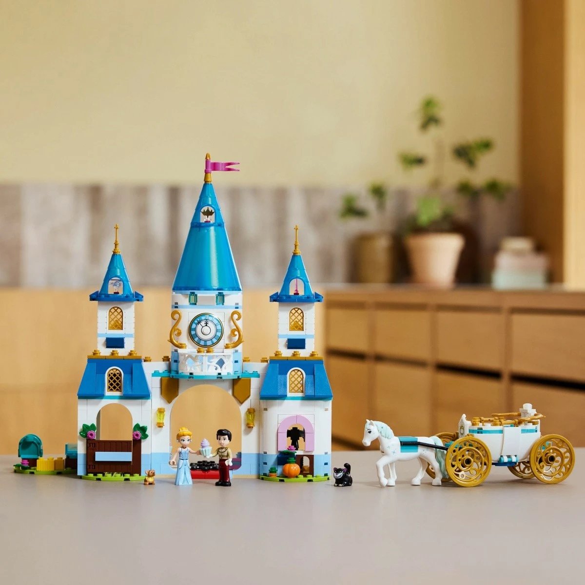 Set ndërtimi LEGO Disney Princess 43275, Kështjella dhe Karroca e Hirushes, 596 pjesë