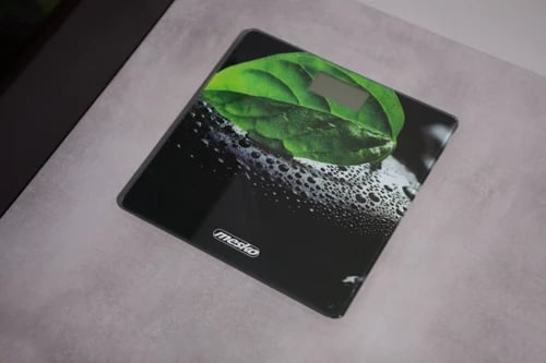 Peshore banjoje digjitale, Adler MS 8149, 150 kg, LCD, platformë qelqi 6 mm, e zezë