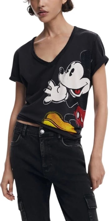 Maicë Desigual, femra, e zezë