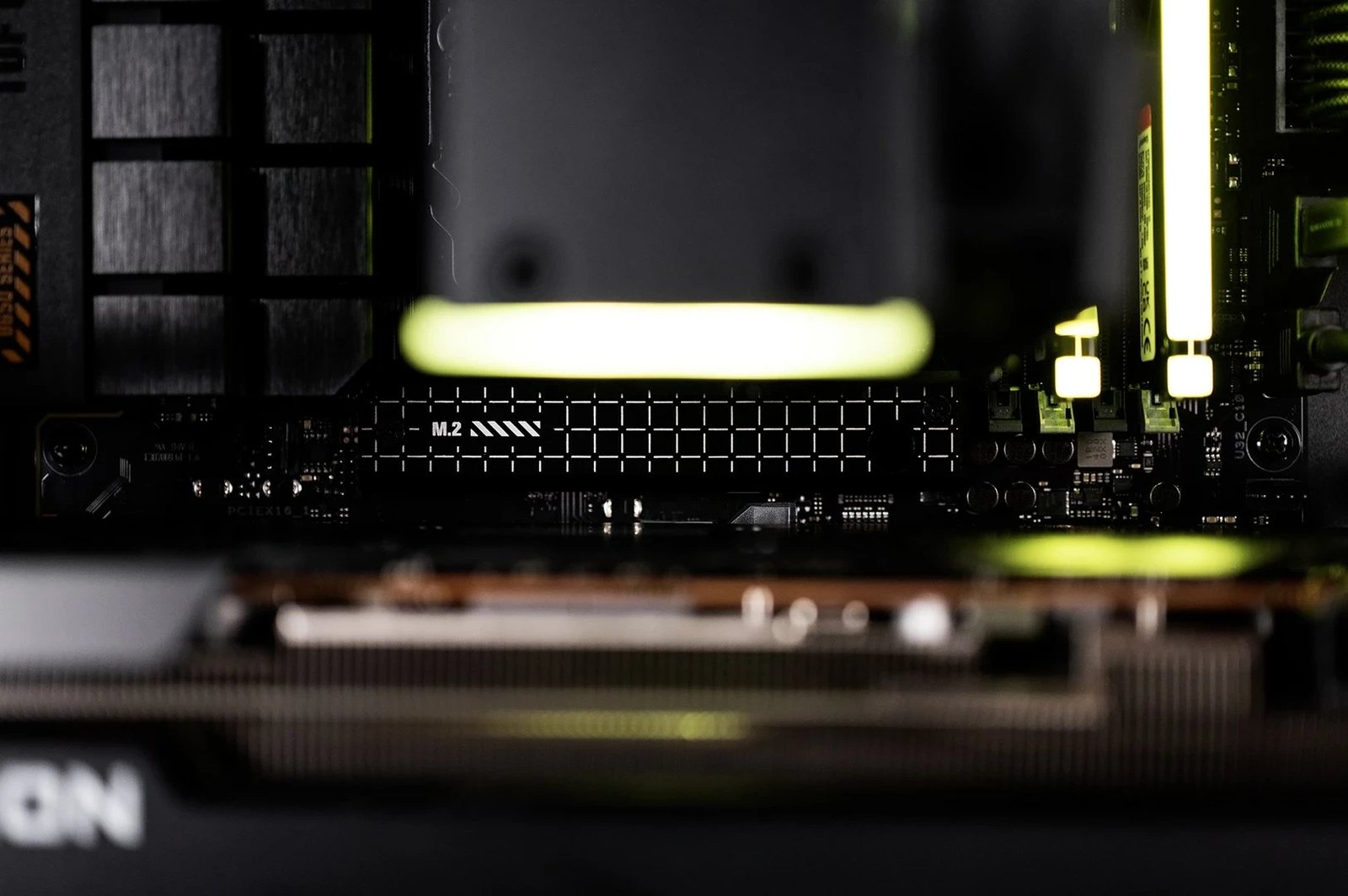 Kompjuter Gaming, AMD Ryzen 5, 32GB RAM, 1TB SSD, AMD Radeon RX 7800 XT 