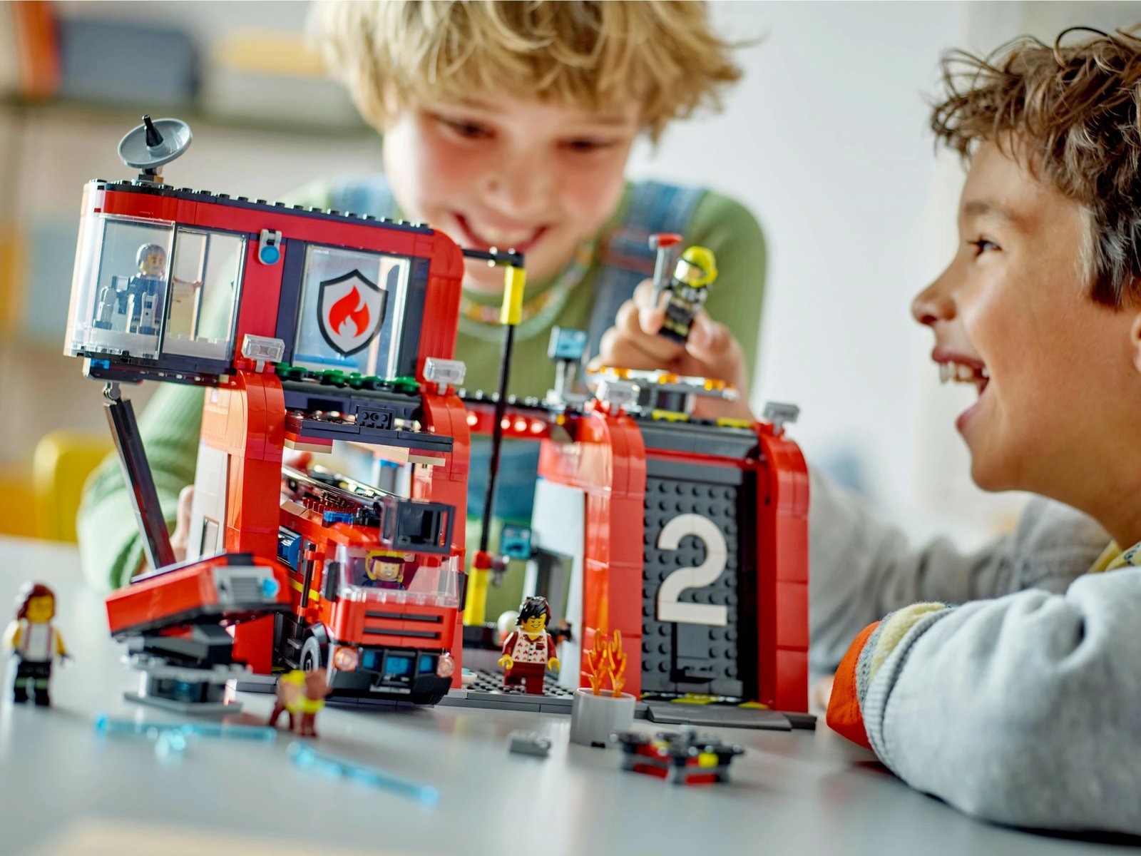 Set ndërtimi LEGO City 60414, stacion zjarri me kamion, 843 pjesë, shumëngjyrësh Set ndërtimi LEGO City 60414, stacion zjarri me kamion, 843 pjesë, shumëngjyrësh