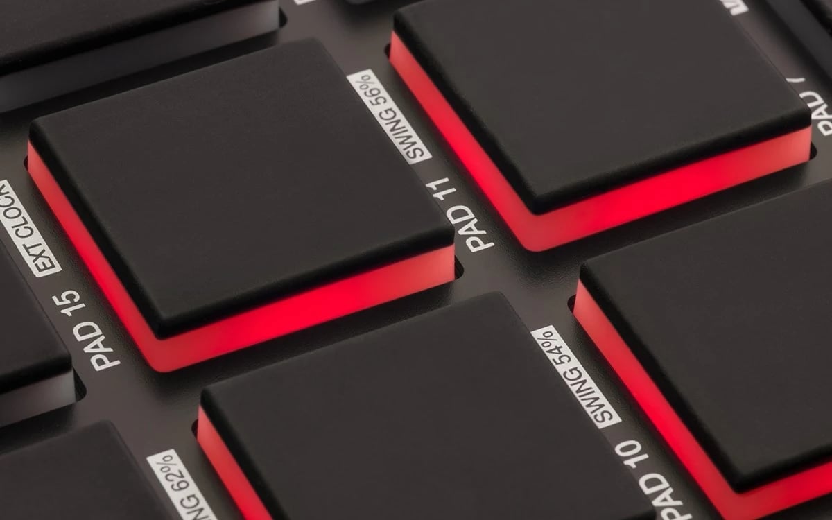 MIDI kontrollues Akai MPD218, i zi