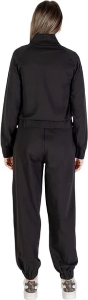 Trenerka femra Ea7 e zezë