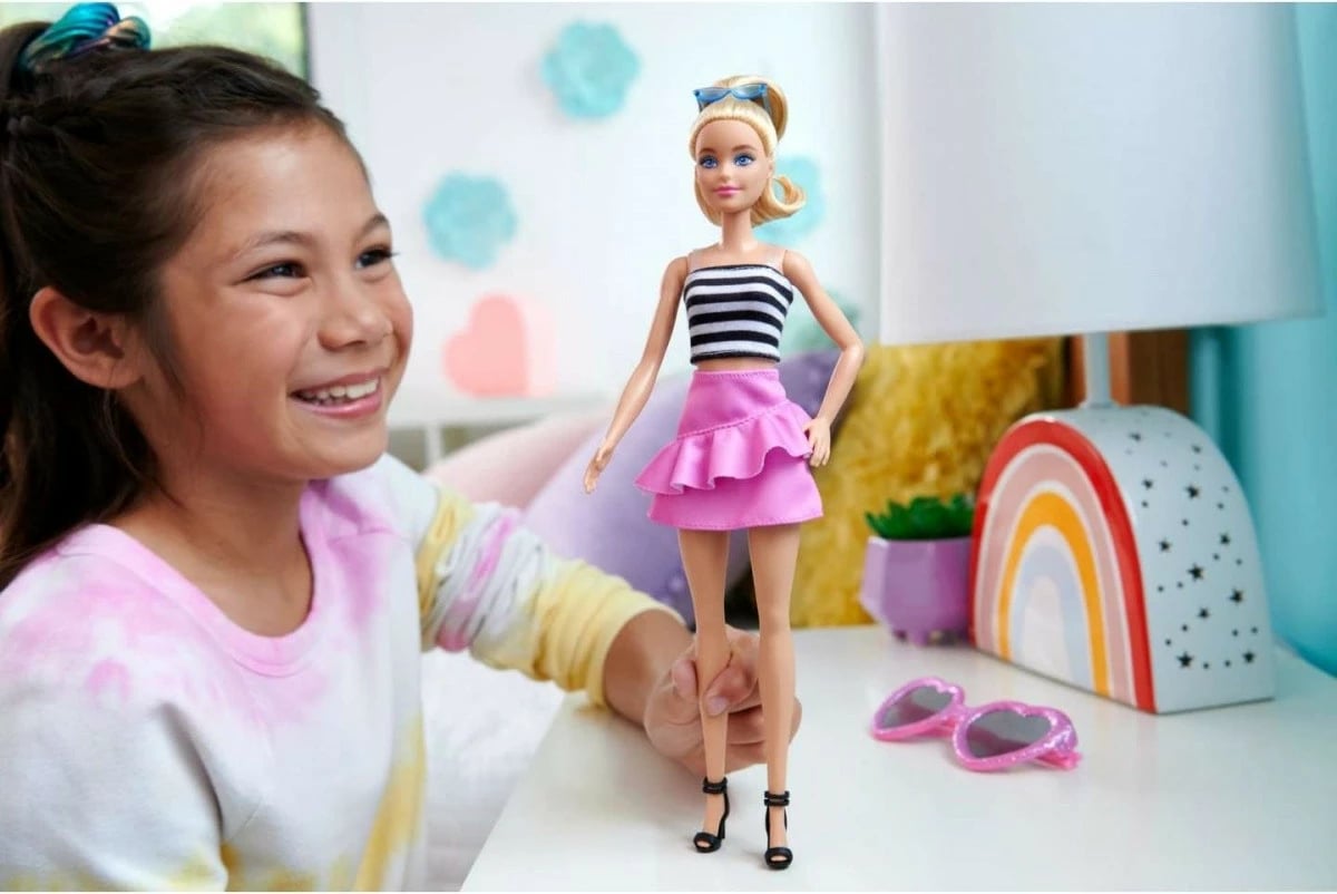 Kukull Barbie Fashionistas Mattel FBR37/HRH11, bluzë me vija të bardha e të zeza, fund rozë, syze dielli blu