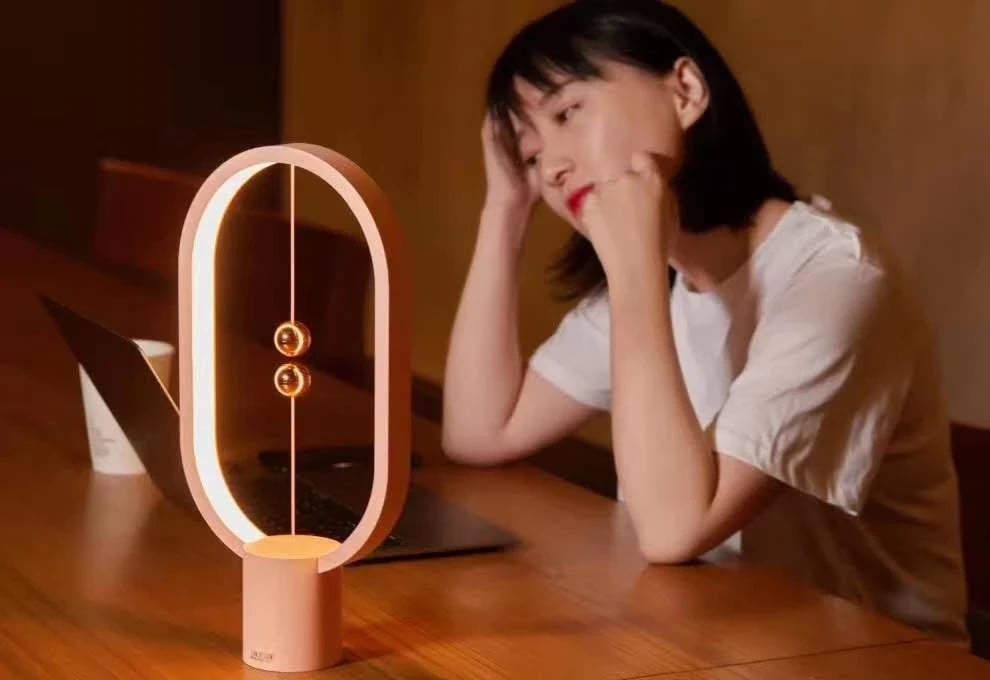 Llambë leximi Allocacoc Heng Balance Ellipse, USB, 2700 K, prej druri Llambë leximi Allocacoc Heng Balance Ellipse, USB, 2700 K, prej druri