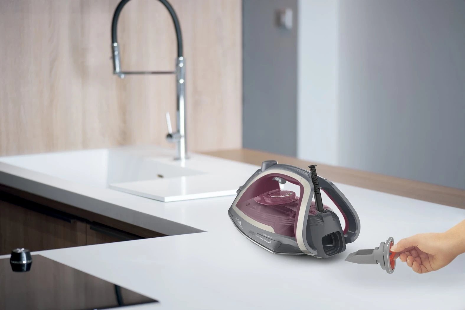 Hekur për hekurosje Tefal FV6840E0, 2800 W, i vjollcë / argjend  Hekur për hekurosje Tefal FV6840E0, 2800 W, i vjollcë / argjend