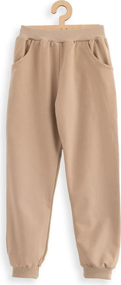 pantallona trenerke fëmijësh New Baby, material sweatshirt 95% pambuk 5% elastan, 2 xhepa, bel elastik me rregullim, madhësia 92/98, kafe