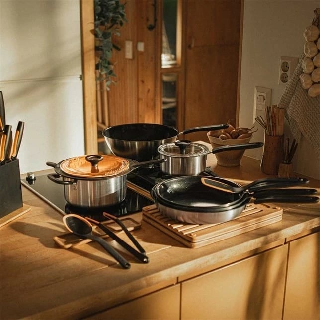 Tigan skuqjeje Fiskars Gourmet 1080857, çelik inox, veshje qeramike, i rrumbullakët, për gaz