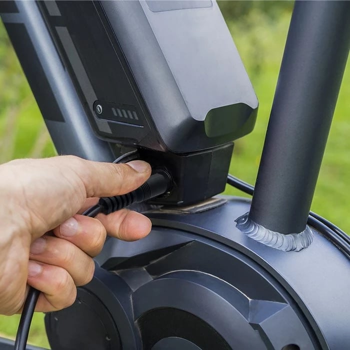 Karikues Qoltec 50760 për bateri e-bike, 36V | 42V | 2A, i zi