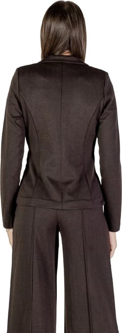 Jakne femra Ichi, kafe