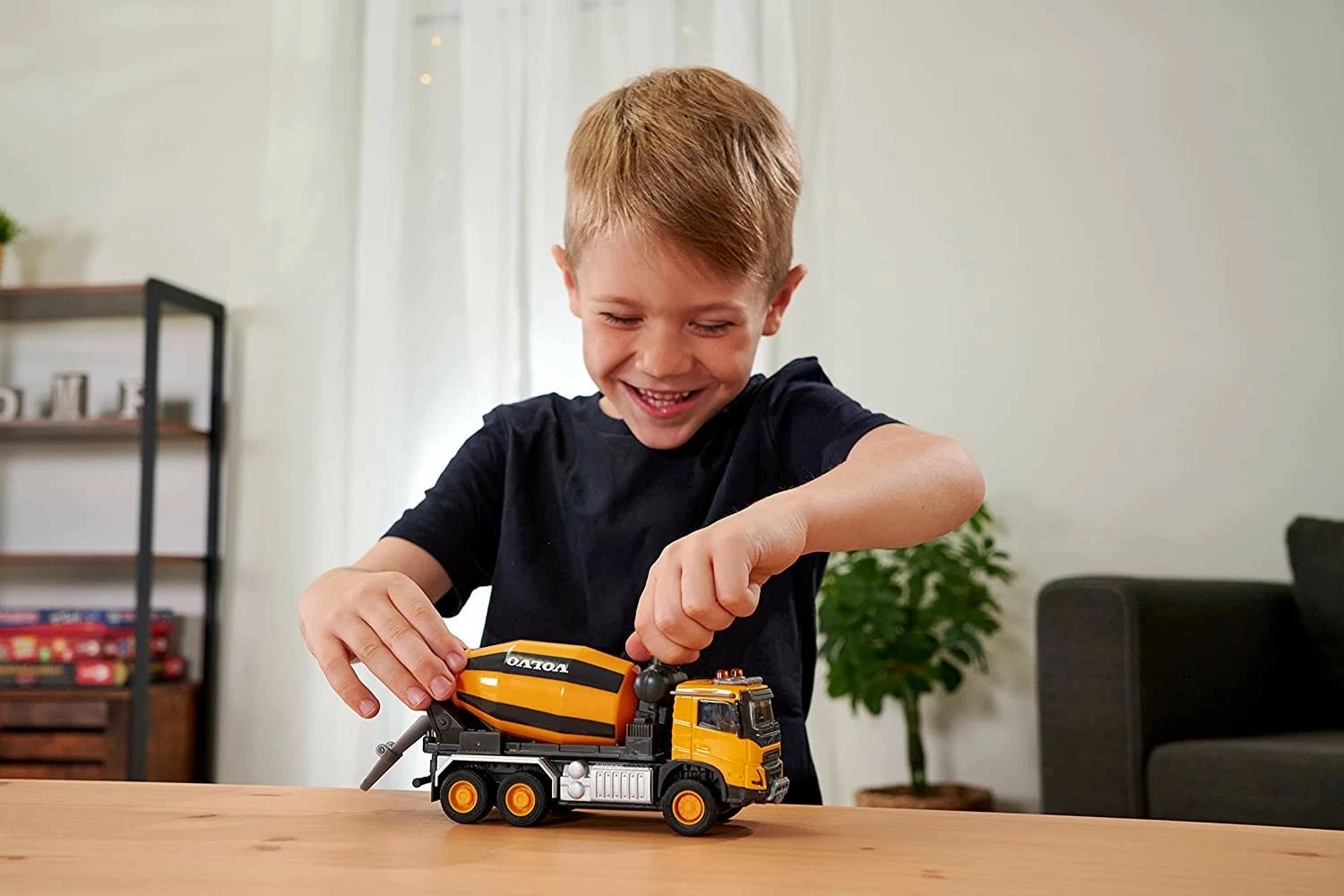 Lodër kamion mikser betoni Majorette Volvo Grand, 19 cm, me drita e zëra, verdhë/portokalli/zezë