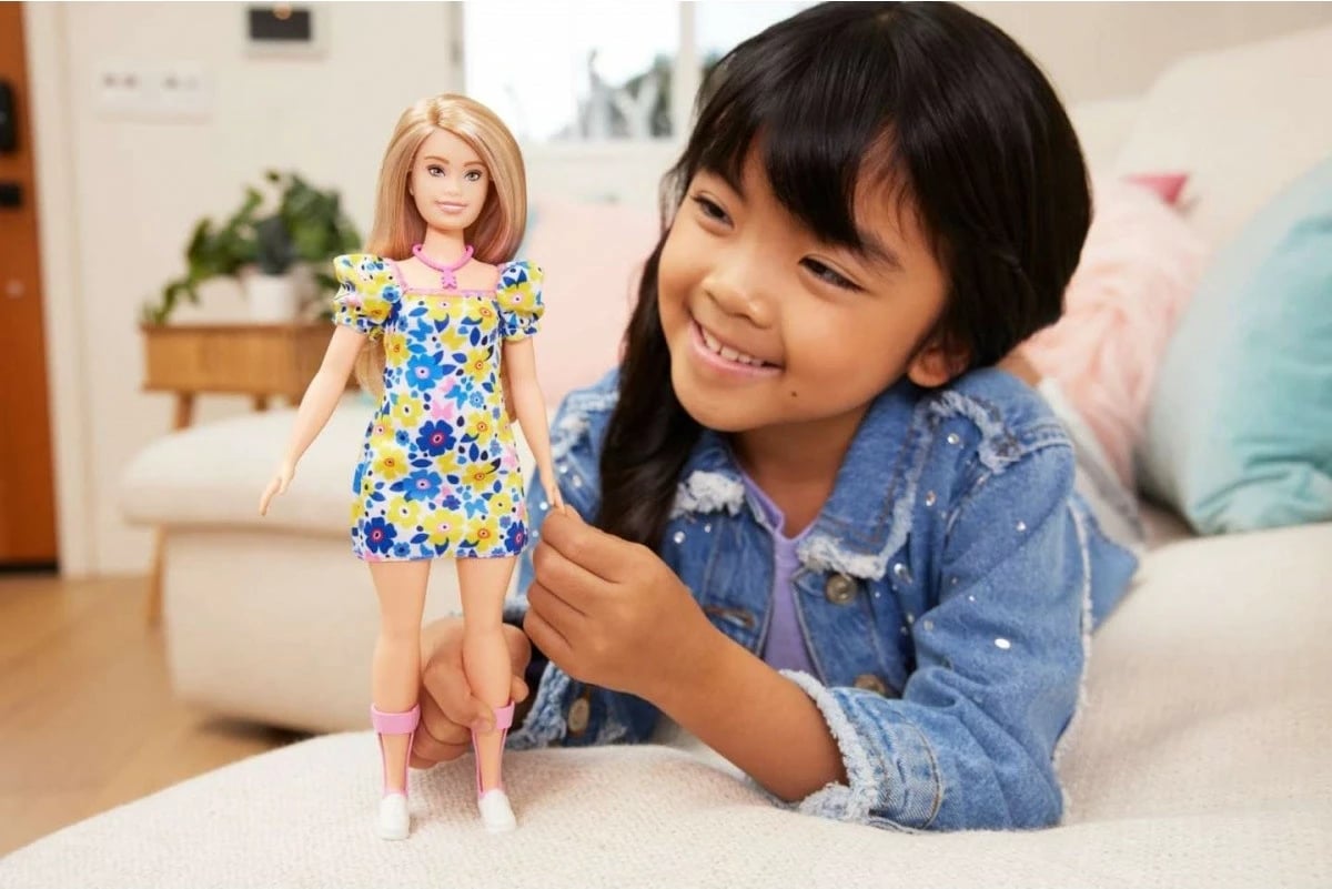 Kukull Barbie Fashionistas Mattel HJT05 me Sindromën Down, fustan me lule, për vajza